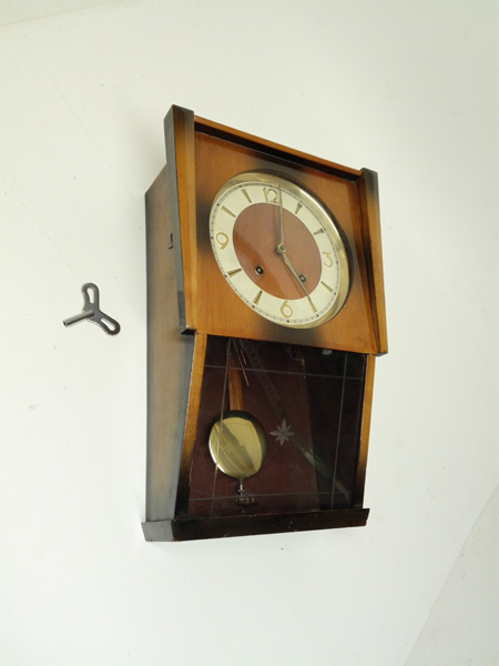 reloj cuerda pendulo pared madera 43x24.5-28.5x8.2-15 1u